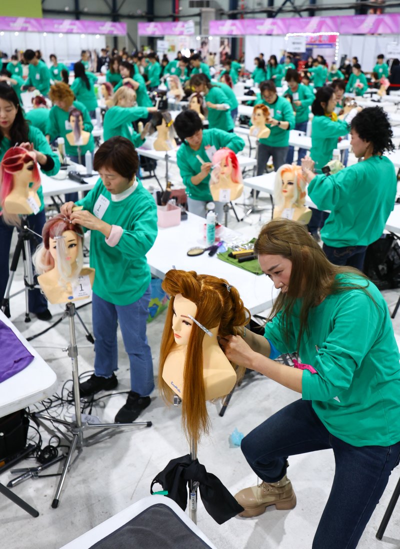 [서울=뉴시스] 최진석 기자 = 28일 서울 강남구 세텍에서 열린 '2025 제 9회 서울시 미용예술경연대회'에서 출전자들이 경연을 펼치고 있다. 2025.10.28. myjs@newsis.com