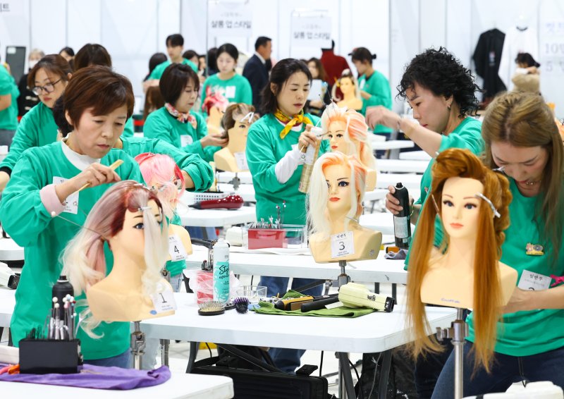 [서울=뉴시스] 최진석 기자 = 28일 서울 강남구 세텍에서 열린 '2025 제 9회 서울시 미용예술경연대회'에서 출전자들이 경연을 펼치고 있다. 2025.10.28. myjs@newsis.com