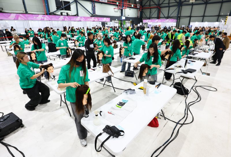 [서울=뉴시스] 최진석 기자 = 28일 서울 강남구 세텍에서 열린 '2025 제 9회 서울시 미용예술경연대회'에서 출전자들이 경연을 펼치고 있다. 2025.10.28. myjs@newsis.com