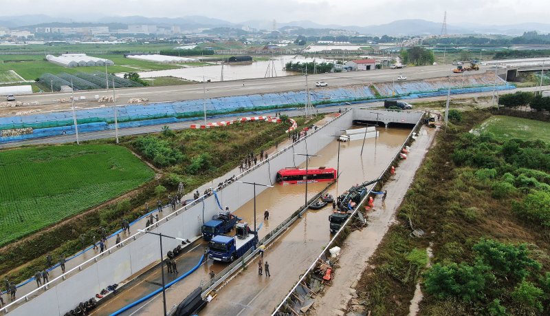 16일 미호천 제방 유실로 침수된 충북 청주시 오송읍 궁평2지하차도에서 군과 소방당국이 구조작업을 하고 있다. 2023.7.16/뉴스1 ⓒ News1 박세연 기자