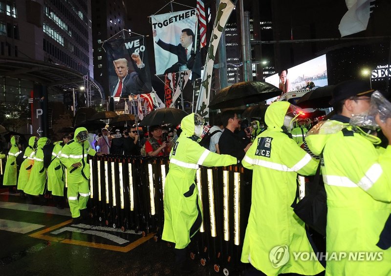 반중 시위대 명동 진입 막는 경찰 (출처=연합뉴스)