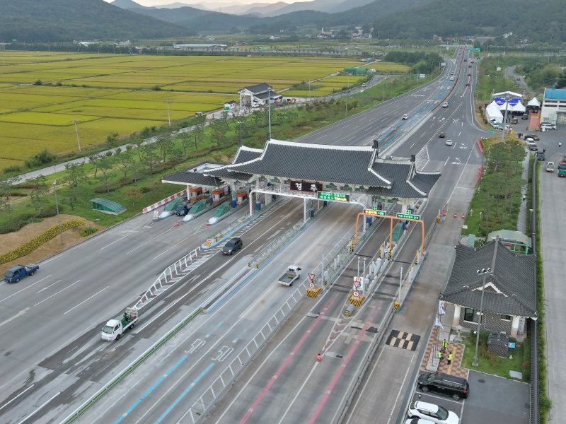 [서울=뉴시스] 지난 9월30일 개통한 경주요금소 다차로 하이패스 전경. 2025.10.28. (사진=한국도로공사 제공) photo@newsis.com *재판매 및 DB 금지