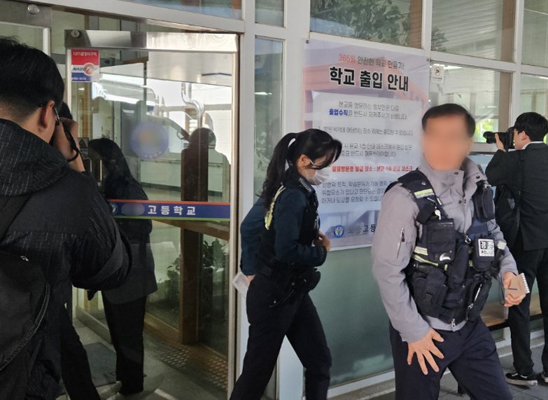 28일 학생 흉기 난동이 발생한 청주의 한 고등학교에서 경찰 등이 사고 상황을 파악하고 있다. 2025.4.28/뉴스1 ⓒ News1 이재규 기자