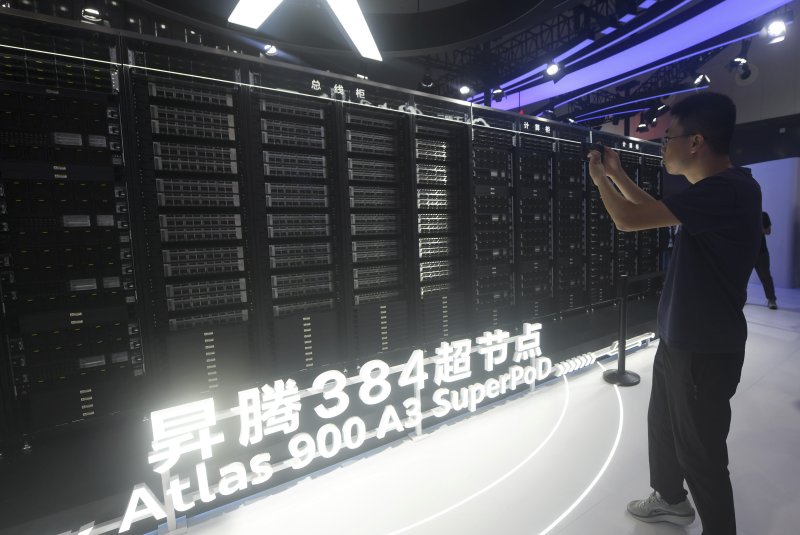 [상하이=AP/뉴시스] 지난 7월 26일 상하이에서 열린 세계인공지능대회에서 참가 고객이 화웨이 아틀라스 900 A3 슈퍼팟을 촬영하는 모습. 2025.10.28.