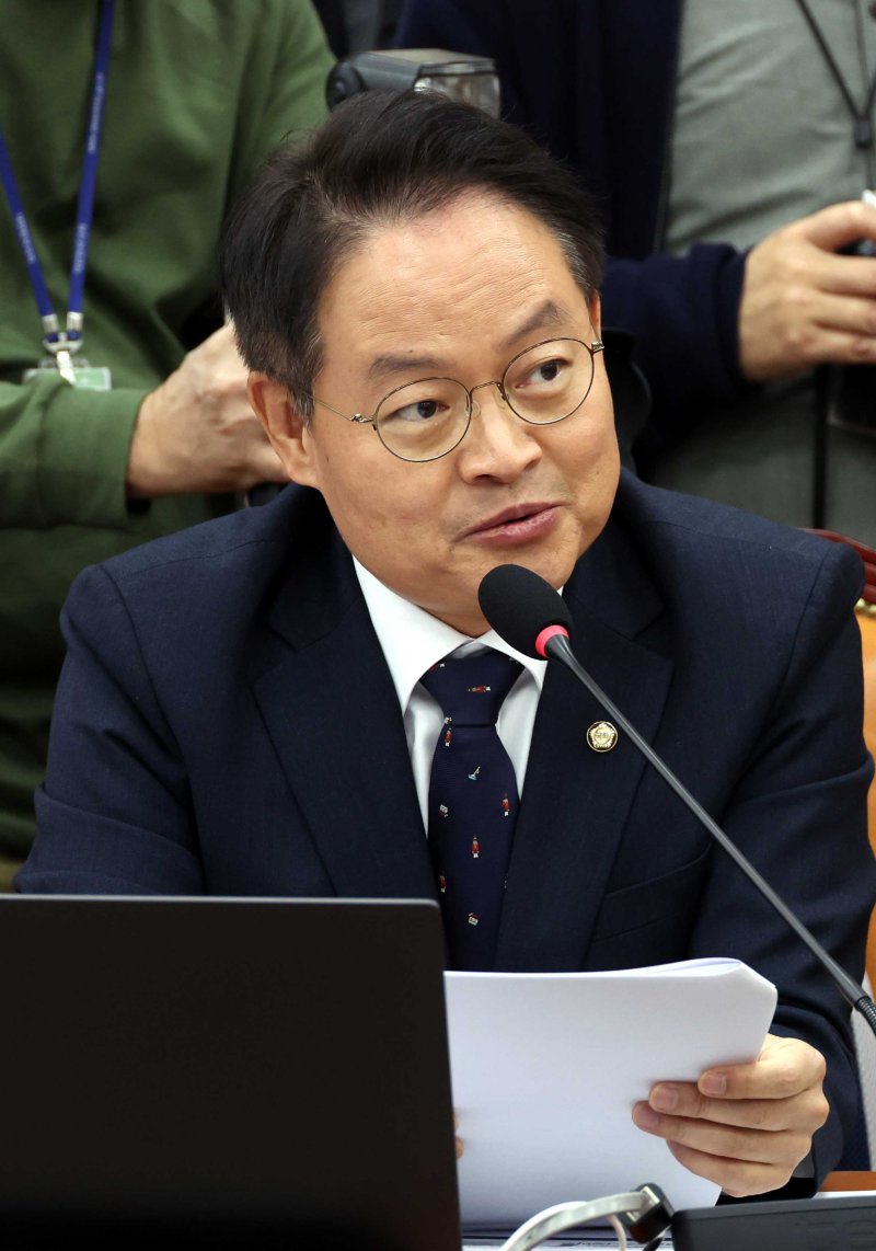 [서울=뉴시스] 조성봉 기자 = 허영 더불어민주당 의원이 27일 오전 서울 여의도 국회 정무위원회에서 열린 국정감사에서 질의를 하고 있다. 2025.10.27. suncho21@newsis.com