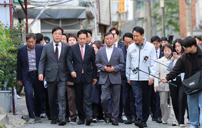 국민의힘 장동혁 대표와 송언석 원내대표, 오세훈 서울시장이 24일 오전 서울 노원구 상계5 재정비촉진구역 현장을 방문해 허원무 조합장과 함께 이동하고 있다. 2025.10.24/뉴스1 ⓒ News1 오대일 기자