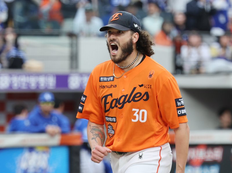 [대전=뉴시스] 김진아 기자 = 18일 대전 중구 한화생명볼파크에서 열린 2025 KBO 포스트시즌 플레이오프 1차전 삼성 라이온즈와 한화 이글스의 경기, 5회초 2사 한화 폰세가 삼성 디아즈를 파울플라이로 아웃시키고 더그아웃으로 들어오며 포효하고 있다. 2025.10.18. bluesoda@newsis.com