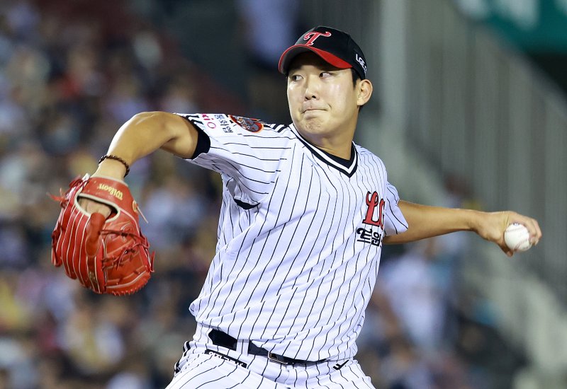 [서울=뉴시스] 이영환 기자 = 1일 오후 서울 송파구 잠실야구장에서 열린 2025 KBO 리그 NC 다이노스와 LG 트윈스의 경기, 5회초 마운드에 오른 LG 손주영이 공을 던지고 있다. 2025.10.01. 20hwan@newsis.com