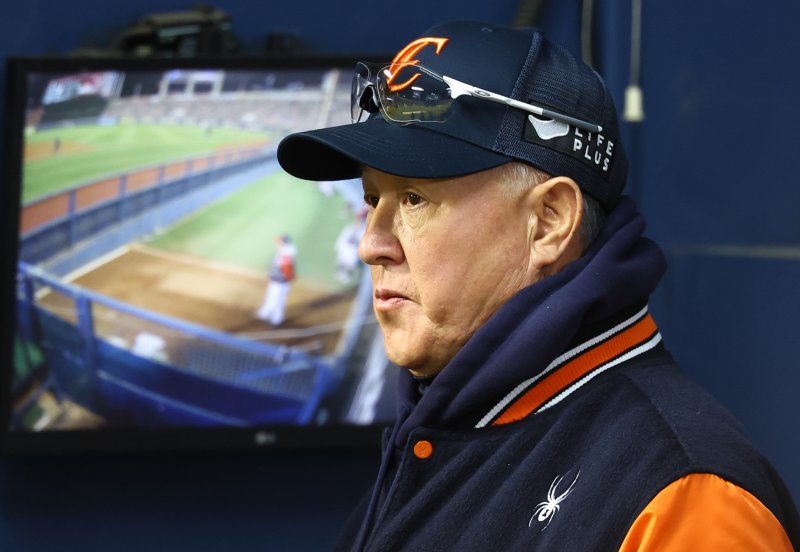 [서울=뉴시스] 최진석 기자 = 27일 오후 서울 송파구 잠실야구장에서 열린 2025 KBO 한국시리즈 2차전 한화 이글스와 LG 트윈스의 경기, 한화 김경문 감독이 선수들을 바라보고 있다. 2025.10.27. myjs@newsis.com