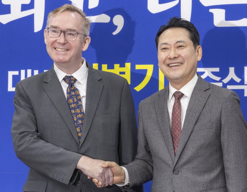 국민의힘 장동혁 대표와 콜린 크룩스 주한영국대사가 28일 국회에서 만나 악수하고 있다. 연합뉴스