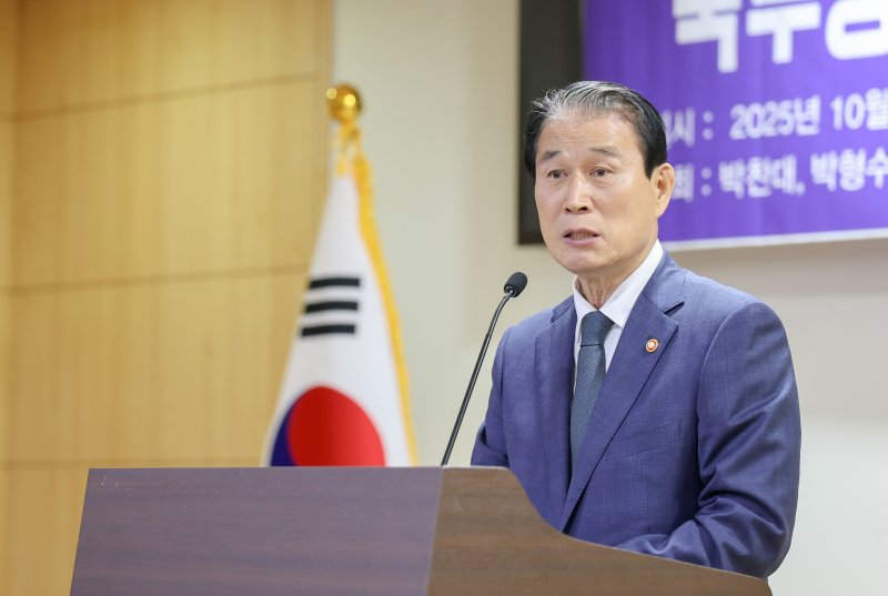 [서울=뉴시스] 권오을 국가보훈부 장관이 15일 오후 서울 영등포구 국회의원회관에서 열린 국무령 이상룡 선생 취임 100주년 기념행사에 참석해 축사하고 있다. (사진=국가보훈부 제공) 2025.10.15. photo@newsis.com *재판매 및 DB 금지