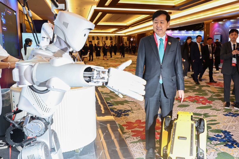 [인천=뉴시스] 권창회 기자 = 구윤철 경제부총리 겸 기획재정부 장관이 21일 오전 인천 영종도 인스파이어 리조트에서 열린 2025 APEC 재무장관회의 시작에 앞서 로봇 부스를 둘러보고 있다. 2025.10.21. kch0523@newsis.com