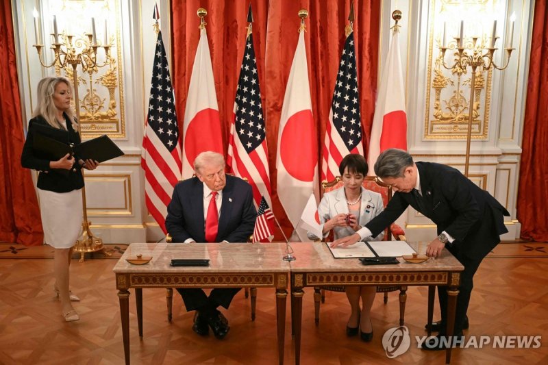 정상회담 계기 문서에 서명하는 트럼프와 다카이치 (출처=연합뉴스)