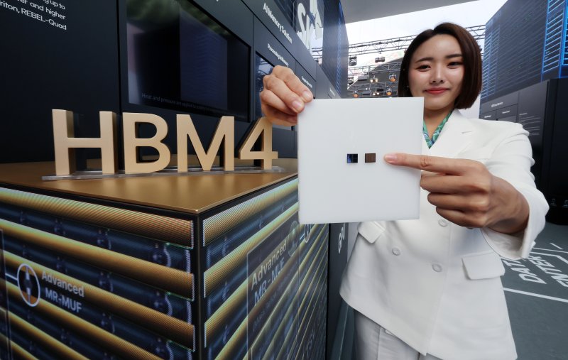 지난해 10월 28일 경북 경주 엑스포공원 에어돔에서 열린 'K-테크 쇼케이스' SK 관계자가 SK하이닉스의 6세대 고대역폭 메모리인 HBM4를 소개하고 있다. 연합뉴스