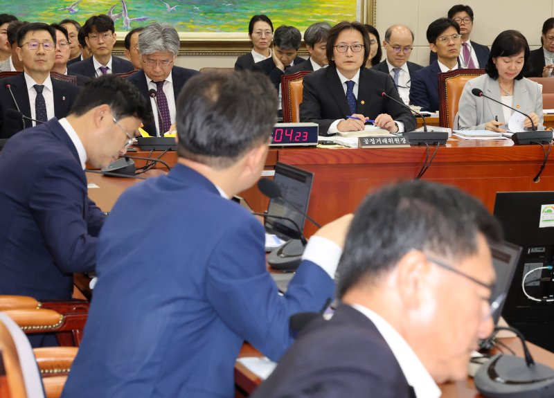 [서울=뉴시스] 배훈식 기자 = 주병기 공정거래위원장이 14일 오후 서울 여의도 국회에서 열린 정무위원회 국정감사에서 의원 질의에 답하고 있다. 2025.10.14. dahora83@newsis.com