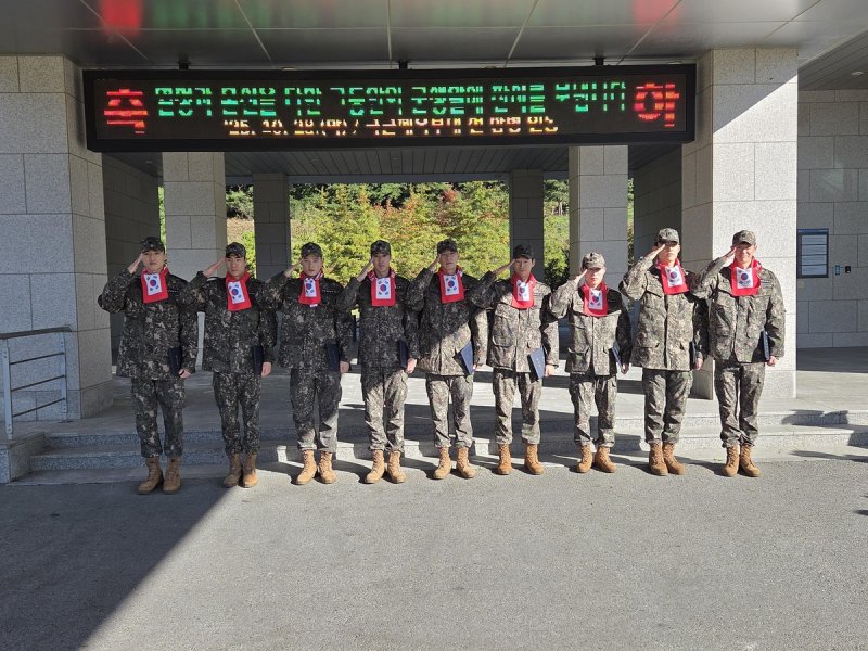 상무에서 28일 전역식을 마치고 거수경례하는 임동혁 등 9명의 선수 (출처=연합뉴스)