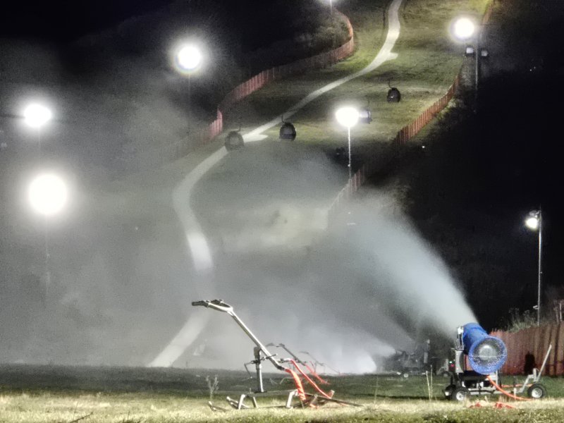 28일 새벽 강원도 정선군 하이원스키장에서 제설기가 인공눈을 뿌리고 있다. 하이원리조트는 예년보다 빠르게 찾아온 한파에 지난해보다 22일가량 앞당겨 제설 작업을 시작했다. 사진=연합뉴스