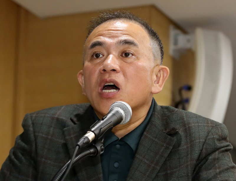 '정치 브로커' 명태균 씨가 28일 경남 창원 의창구 경남도청에서 열린 국회 행정안전위원회의 경남도청에 대한 국정감사에 증인으로 출석해 의원 질의에 답변하고 있다. 2025.10.28/뉴스1 ⓒ News1 윤일지 기자