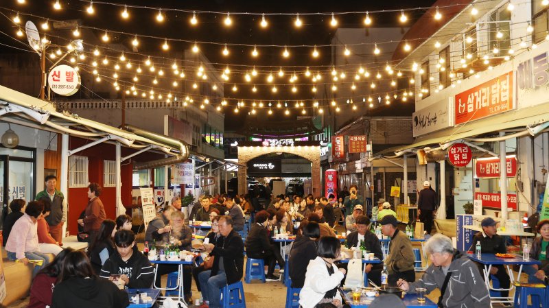 [안성=뉴시스] 경기 안성시 죽산시장 곱창축제 모습 (사진=안성시 제공) 2025.10.28. photo@newsis.com