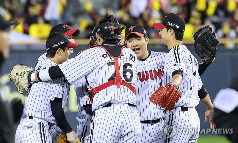 기뻐하는 문보경 (출처=연합뉴스)