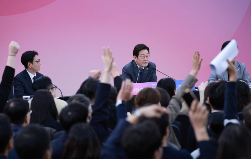 [대구=뉴시스] 고범준 기자 = 이재명 대통령이 24일 대구광역시 북구 엑스코에서 열린 '대구의 마음을 듣다' 타운홀 미팅에서 참석자들의 질문을 받고 있다. 2025.10.24. bjko@newsis.com