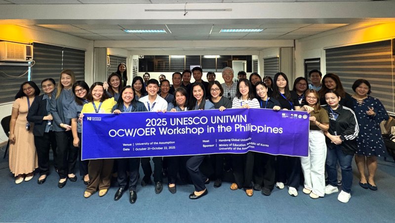 [포항=뉴시스] 송종욱 기자 = 한동대학교 유네스코 유니트윈 사업단이 필리핀 어섬션대학교에서 개최한 '2025 OCW-OER 워크숍' 참가자들이 기념 촬영하고 있다. (사진=한동대 제공) 2025.10.28. photo@newsis.com