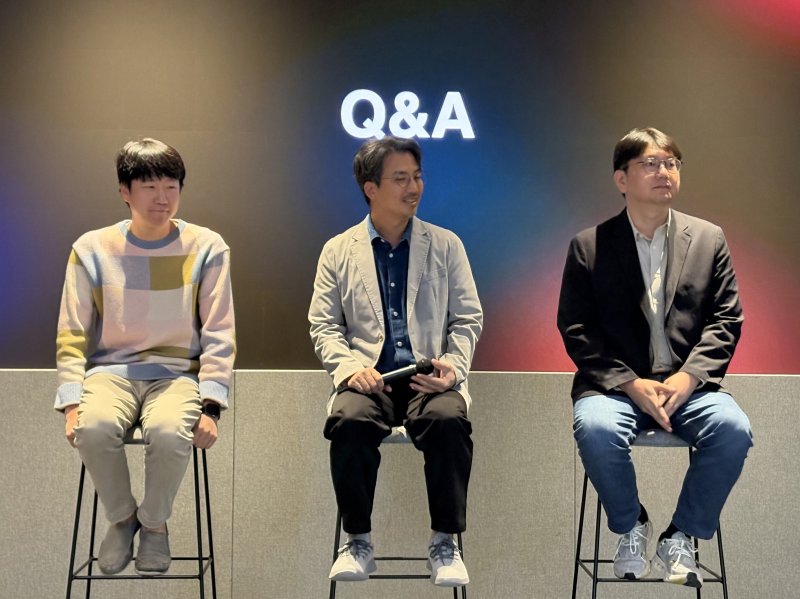 유용하 카카오 AI에이전트플랫폼 성과리더(가운데)와 강지훈 카카오 AI디스커버리 성과리더(왼쪽) 김세웅 AI시너지 성과리더 2025.10.28/뉴스1 ⓒNews1 김정현 기자