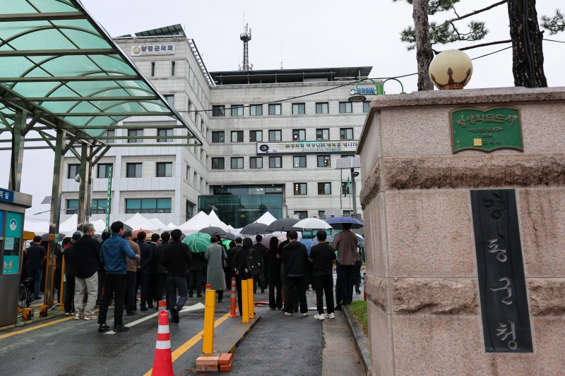 김건희 여사의 각종 의혹을 수사 중인 민중기 특별검사팀의 조사를 받은 후 숨진 양평군 단월면장의 영결식이 열린 14일 경기 양평군청에서 공무원들이 고인을 추모하고 있다. 2025.10.14/뉴스1 ⓒ News1 안은나 기자