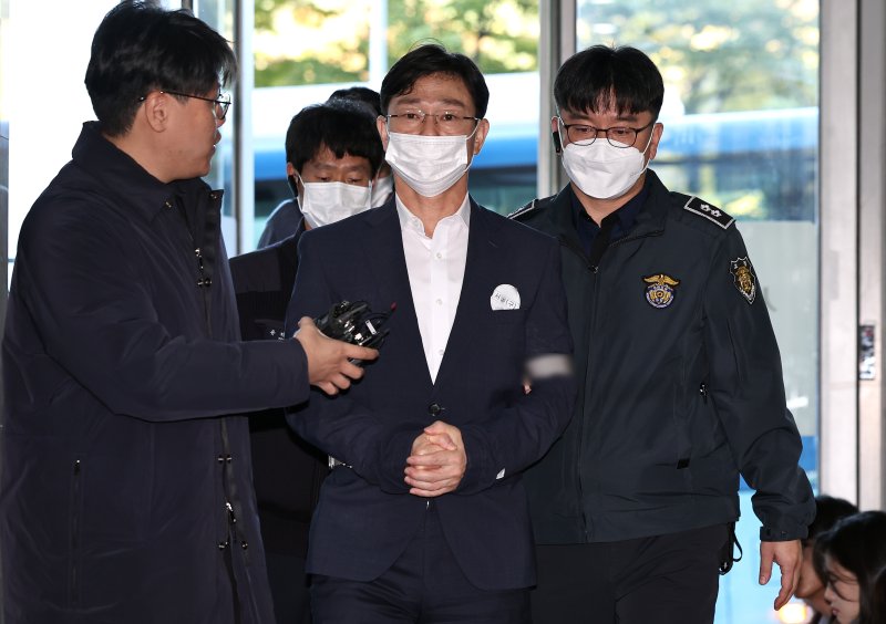 임성근 전 해병대 1사단장이 28일 오전 휴대전화 포렌식 선별 참관을 위해 서울 서초구 해병대원 순직 사건 관련 의혹을 수사하는 순직해병특검팀(특별검사 이명현) 사무실로 향하고 있다. 2025.10.28/뉴스1 ⓒ News1 구윤성 기자