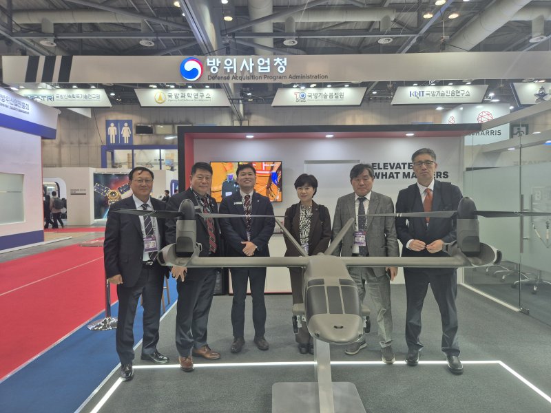 사천시 관계자들이 서울 ADEX 2025 행사장에 마련된 'BELL TEXTRON' 부스를 방문하고 있다.(사천시 제공. 재판매 및 DB금지)