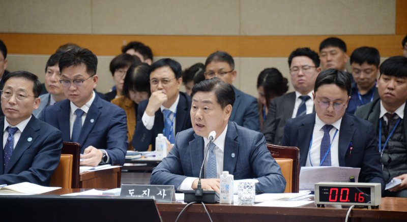 [전주=뉴시스] 김얼 기자 = 김관영(가운데) 전북특별자치도지사가 28일 전북 전주시 전북특별자치도청 대회의실에서 열린 '2025년도 행정안전위원회 국정감사'에 참석해 질의에 답변하고 있다. 2025.10.28. pmkeul@newsis.com