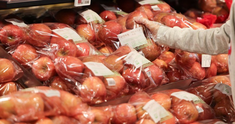 서울 시내의 한 대형마트 과일코너 사과 모습. 2025.4.7(사진은 기사 내용과 무관함) / 뉴스1 ⓒ News1 허경 기자