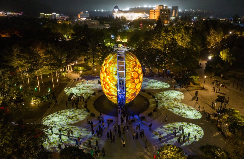 [경주=뉴시스] 이무열 기자 = 15일 경북 경주시 보문단지 호반광장에서 열린 2025 경주 APEC 정상회의 성공개최 지원을 위한 ‘빛의 향연’ 시연회가 진행되고 있다. 2025.10.15. lmy@newsis.com