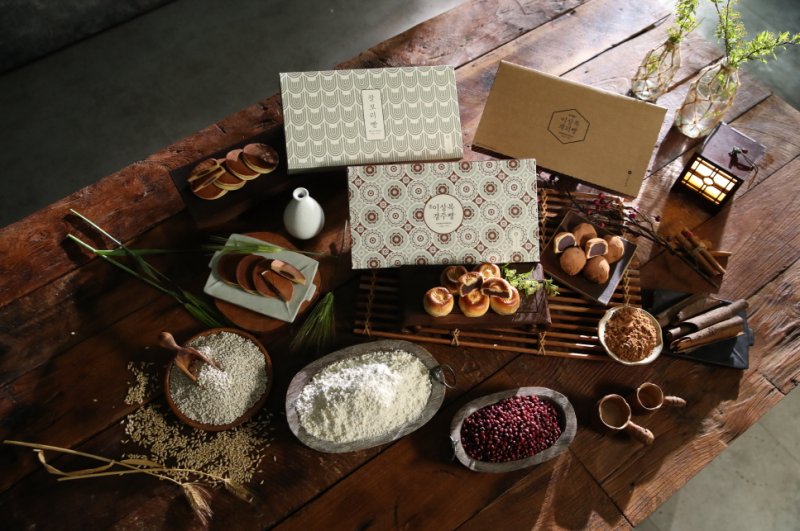 [안동=뉴시스] 2025 APEC 정상회의 공식 협찬사로 선정된 상복명과원 경주빵, 찰보리빵, 계피빵, 녹차빵. (사진=경북도 제공) 2025.10.15 photo@newsis.com *재판매 및 DB 금지