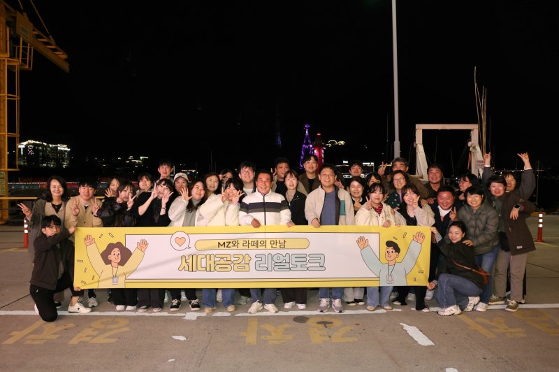 [양산=뉴시스] 나동연 시장이 젊은 직원들과 소통의 시간을 가진 뒤 기념촬영을 하고 있다. (사진=양산시 제공) 2025.10.28. photo@newsis.com *재판매 및 DB 금지