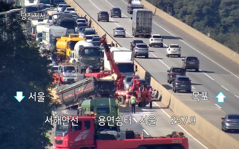 당진 서해안고속도로 교통사고 현장. (도로공사 CCTV 갈무리, 재판매 및 DB금지) / 뉴스1