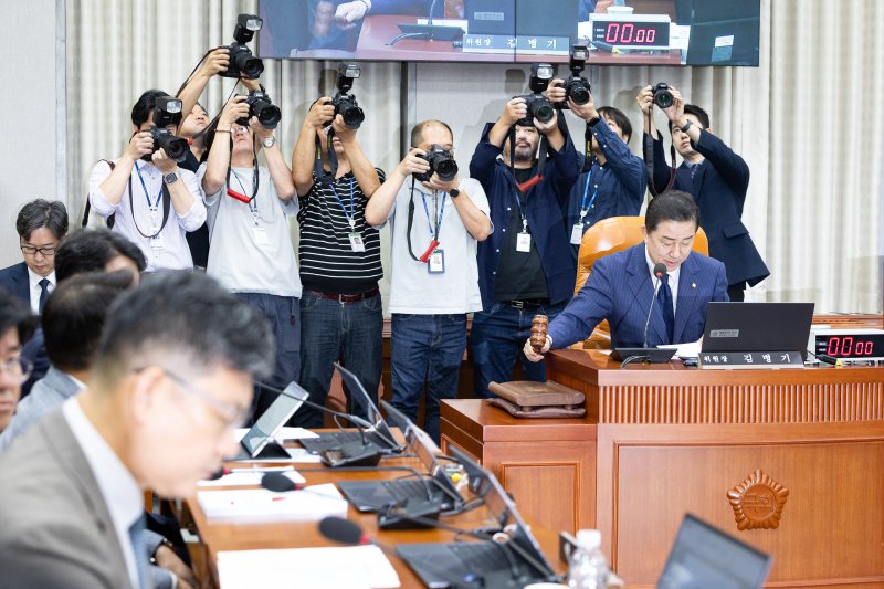 김병기 국회 운영위원장이 지난 9월 24일 서울 여의도 국회에서 열린 제429회 국회(정기회) 국회운영위원회 제2차 전체회의에서 의사봉을 두드리고 있다. 2025.9.24/뉴스1 ⓒ News1 유승관 기자