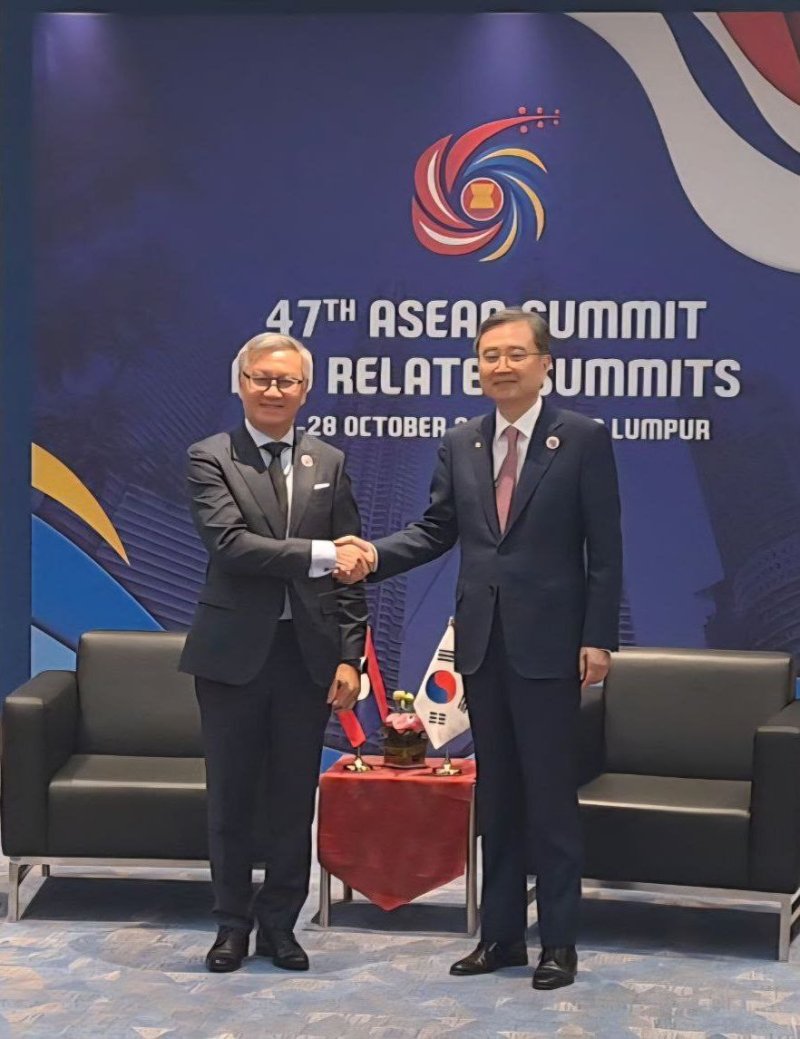 [서울=뉴시스]조현 외교부 장관과 통싸완 폼비한 라오스 외교부 장관. (사진=외교부 제공) 2025.10.28 *재판매 및 DB 금지