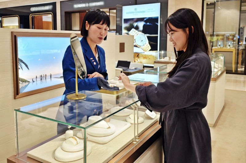 신세계백화점 센텀시티를 방문한 고객이 그라프 매장을 둘러보고 있다.(신세계 센텀시티 제공 .재판매 및 DB 금지)