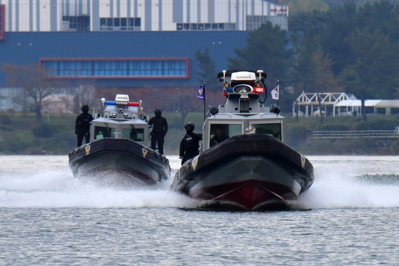 [포항·경주=뉴시스] 해양경찰이 28일 아시아태평양경제협력체(APEC) 정상회의를 앞두고 해양경계 태세 최고 수준인 '갑호비상'을 발령하고 경북 경주 보문호에서 경계활동을 펼치고 있다. (사진=동해해양경찰청 제공) 2025.10.28. photo@newsis.com