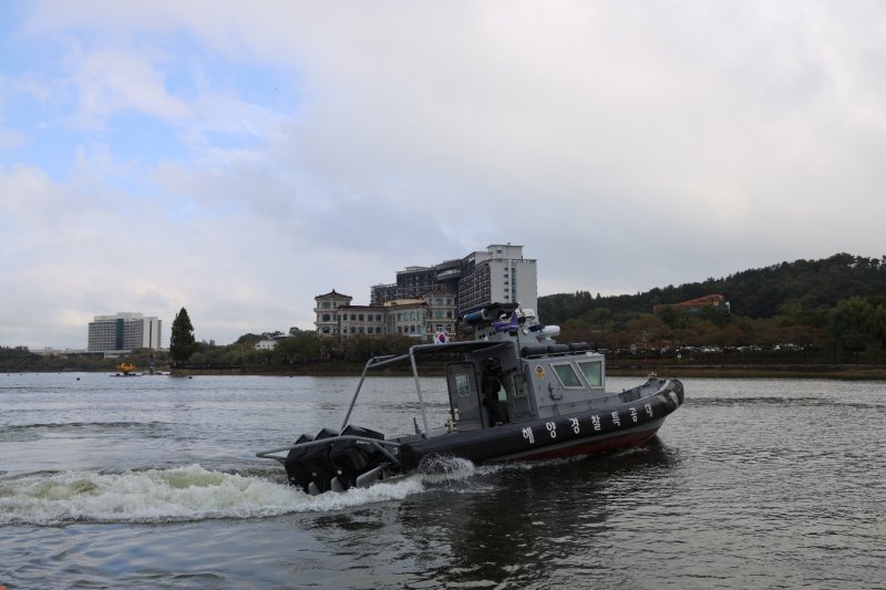 [포항·경주=뉴시스] 해양경찰이 28일 아시아태평양경제협력체(APEC) 정상회의를 앞두고 해양경계 태세 최고 수준인 '갑호비상'을 발령하고 경북 경주 보문호에서 경계활동을 펼치고 있다. (사진=동해해양경찰청 제공) 2025.10.28. photo@newsis.com