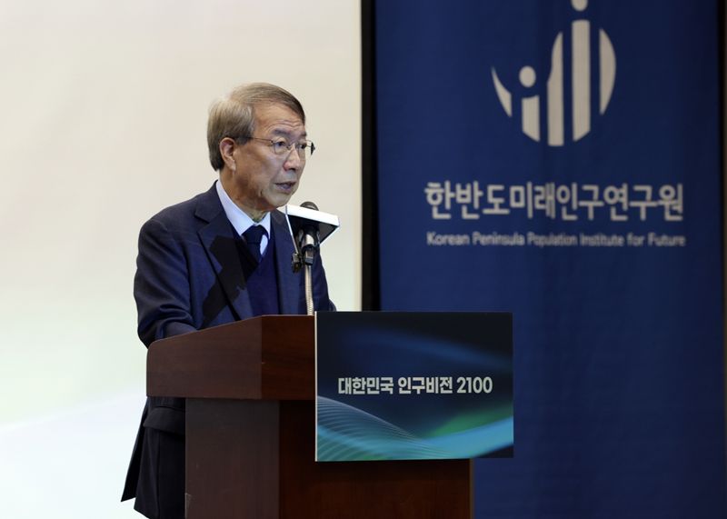 정운찬 한미연 이사장이 28일 서울 중구 은행회관에서 진행된 '대한민국 인구비전 2100' 선포식에서 인사말을 하고 있다. 한미연 제공