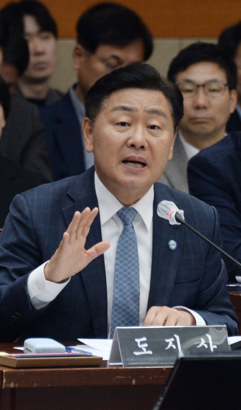 [전주=뉴시스] 김얼 기자 = 김관영 전북특별자치도지사가 28일 전북 전주시 전북특별자치도청 대회의실에서 열린 '2025년도 행정안전위원회 국정감사'에 참석해 질의에 답변하고 있다. 2025.10.28. pmkeul@newsis.com