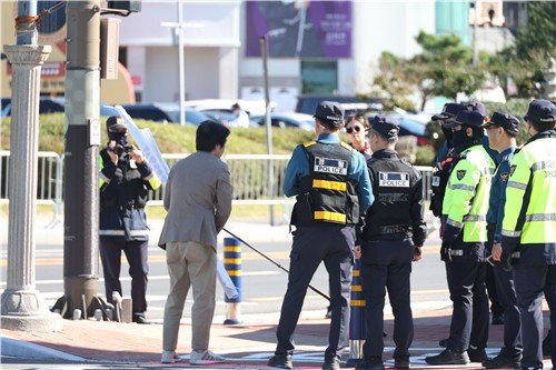 'APEC 정상회의장 앞 기습 1인 시위' (출처=연합뉴스)