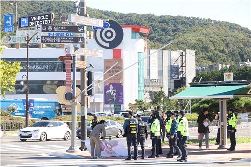 'APEC 정상회의장 앞 기습 1인 시위' (출처=연합뉴스)
