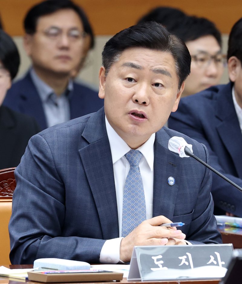 김관영 전북특별자치도지사가 28일 전북 전주시 전북특별자치도청 대회의실에서 열린 국회 행정안전위원회 국정감사에서 질의에 답변을 하고 있다. 2025.10.28/뉴스1 ⓒ News1 유경석 기자