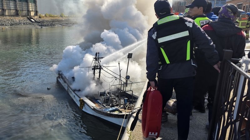 [인천=뉴시스] 28일 오전 인천 동구 화수동 화수부두에 정박해 있던 4.5t 꽃게잡이 선박에서 원인이 밝혀지지 않은 불이 나 소방당국이 진화 작업을 벌이고 있다. (사진=인천소방본부 제공) 2025.10.28. photo@newsis.com