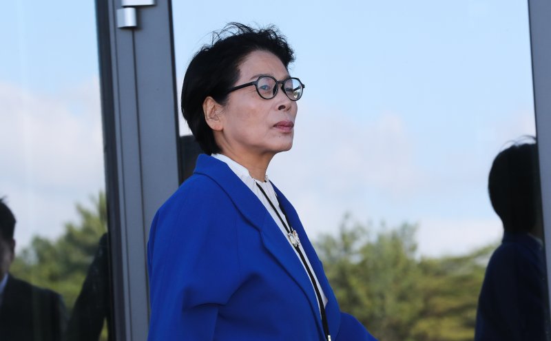 [서귀포=뉴시스] 우장호 기자 = 최민희 더불어민주당 소속 국회 과학기술정보방송통신위원장이 27일 오전 서귀포시 하원동 제주한화우주센터 국정감사 현장시찰을 위해 이동하고 있다. 2025.10.27. woo1223@newsis.com