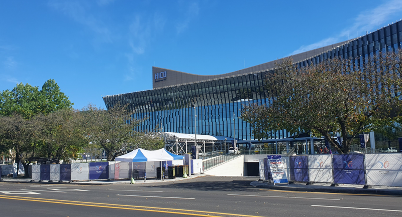 지난 27일 APEC 정상회의가 열리는 경주화백국제컨벤션센터(HICO)에 임시 천막과 펜스가 설치됐다. HICO가 위치한 경주보문단지 일대는 회의가 본격적으로 열리는 오는 29일 이후 일대 교통이 통제될 예정이다. 사진=최승한 기자