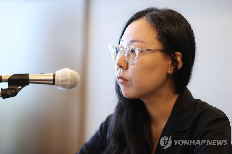 질문에 답하는 김아나 작가 (출처=연합뉴스)